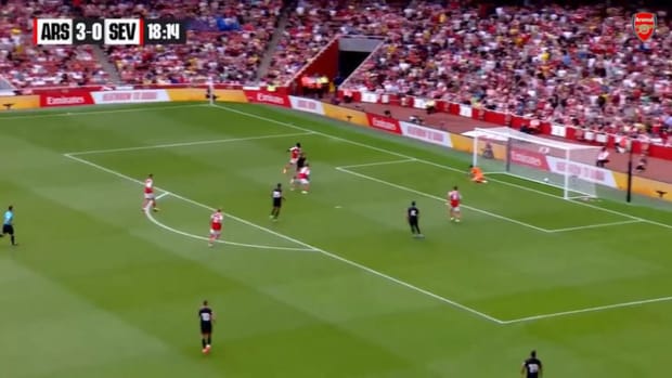 Bukayo Saka capitalises Seville goalkeeper error